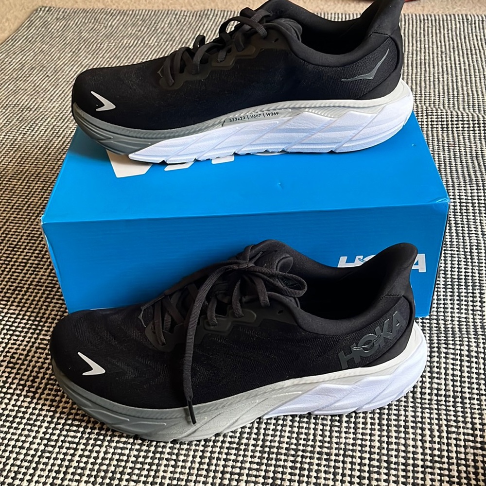 New mens 8.5 Hoka arahi 6